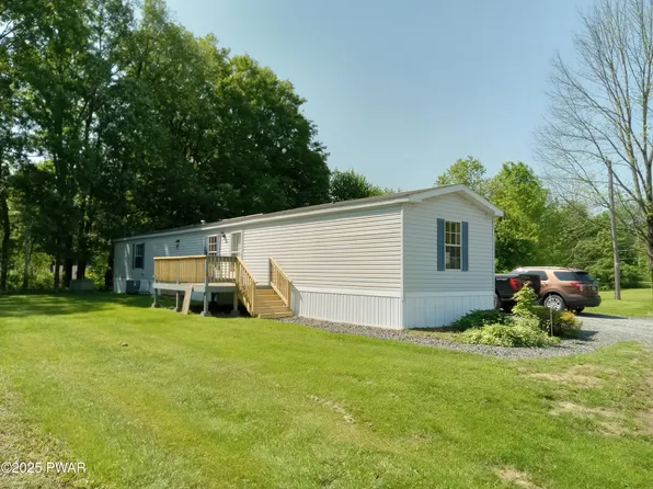14 Evergreen Dr, Lake Ariel, PA 18436
