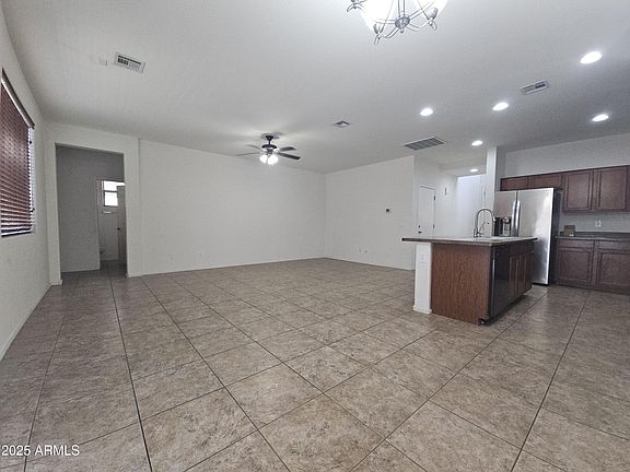 4th image of 3828 S VINEYARD Avenue