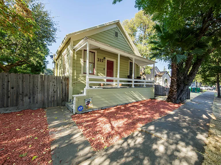 303 E Arcade St — Photo 2