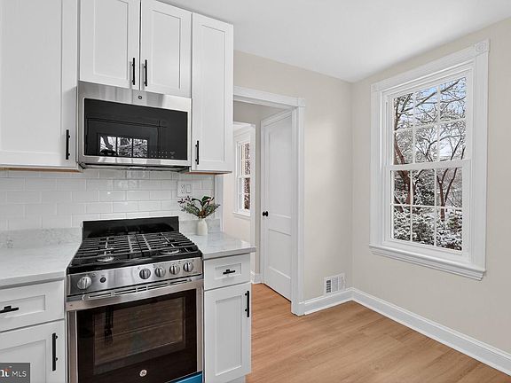 4th image of 8 Melbourne Ave