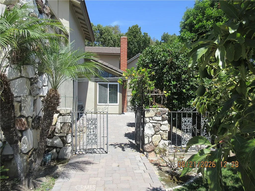 4 bed, 1933 sqft, $4,600 — Photo 2