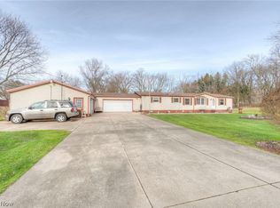 1009 Farr Rd, Akron, OH 44319