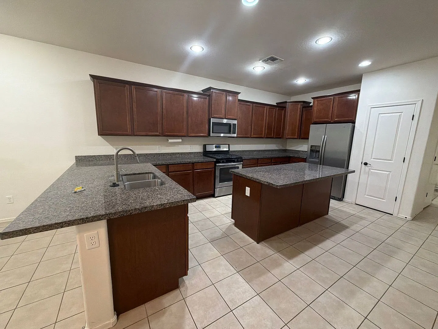 3 bed, 3.0 bath, 2384 sqft, $2,300 — Photo 3