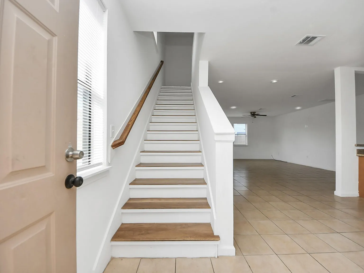 3 bed, 2.5 bath, 1833 sqft, $1,895 — Photo 2