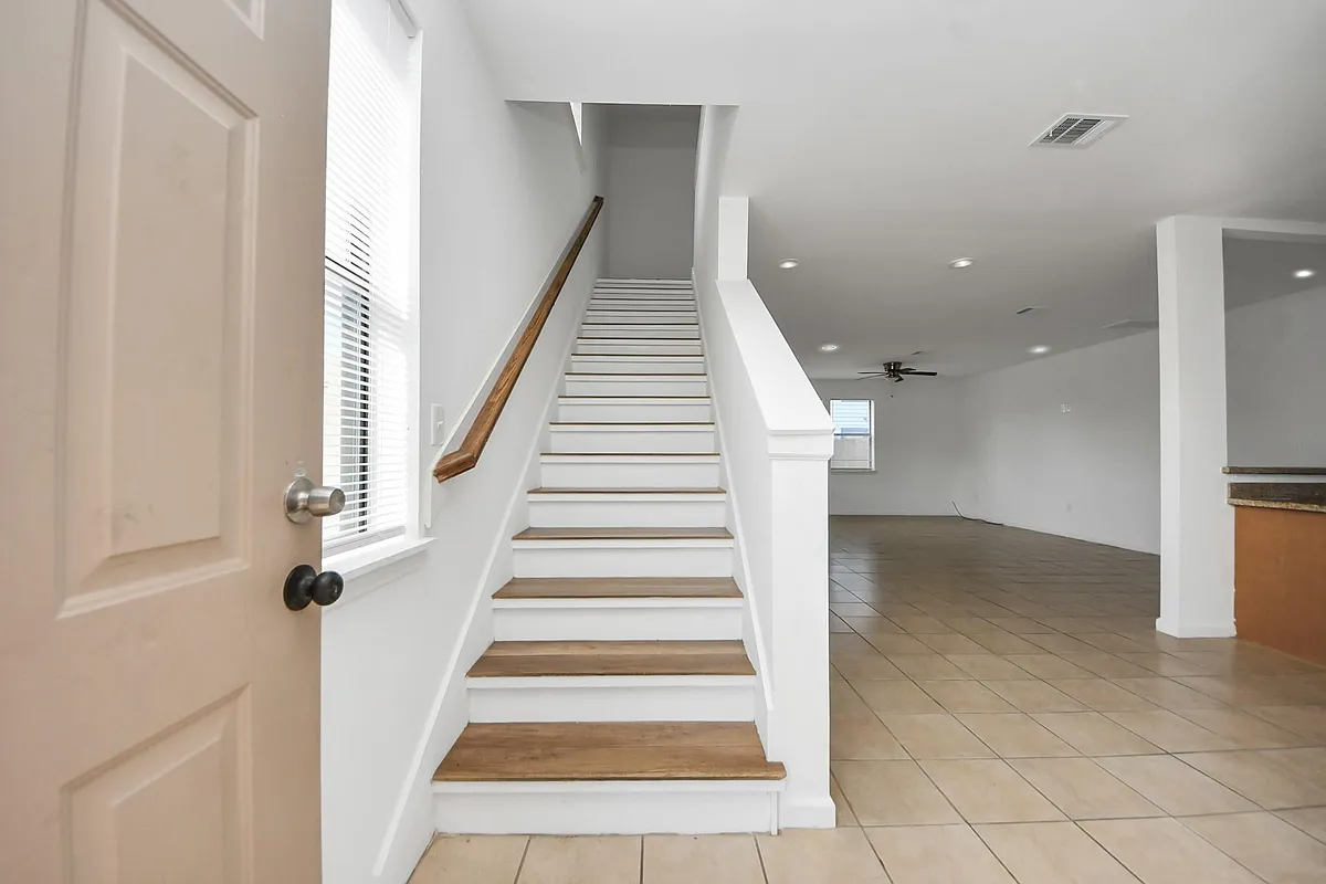 Building Photo - 4327 Oak Ridge Dr #A