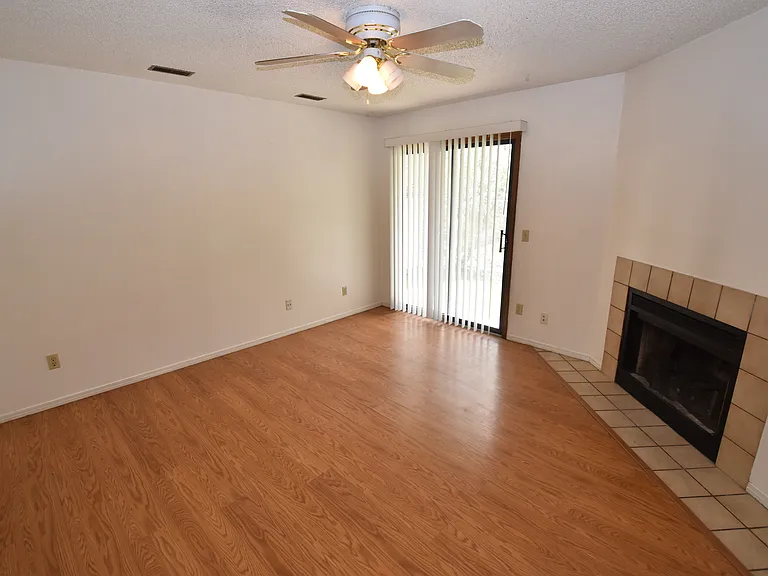 1050 Mazatlan Cir #C — Photo 13