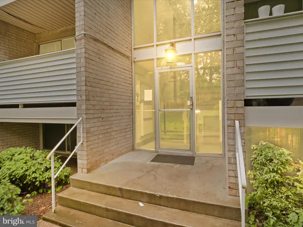 5618 Bloomfield Dr APT 202, Alexandria, VA 22312