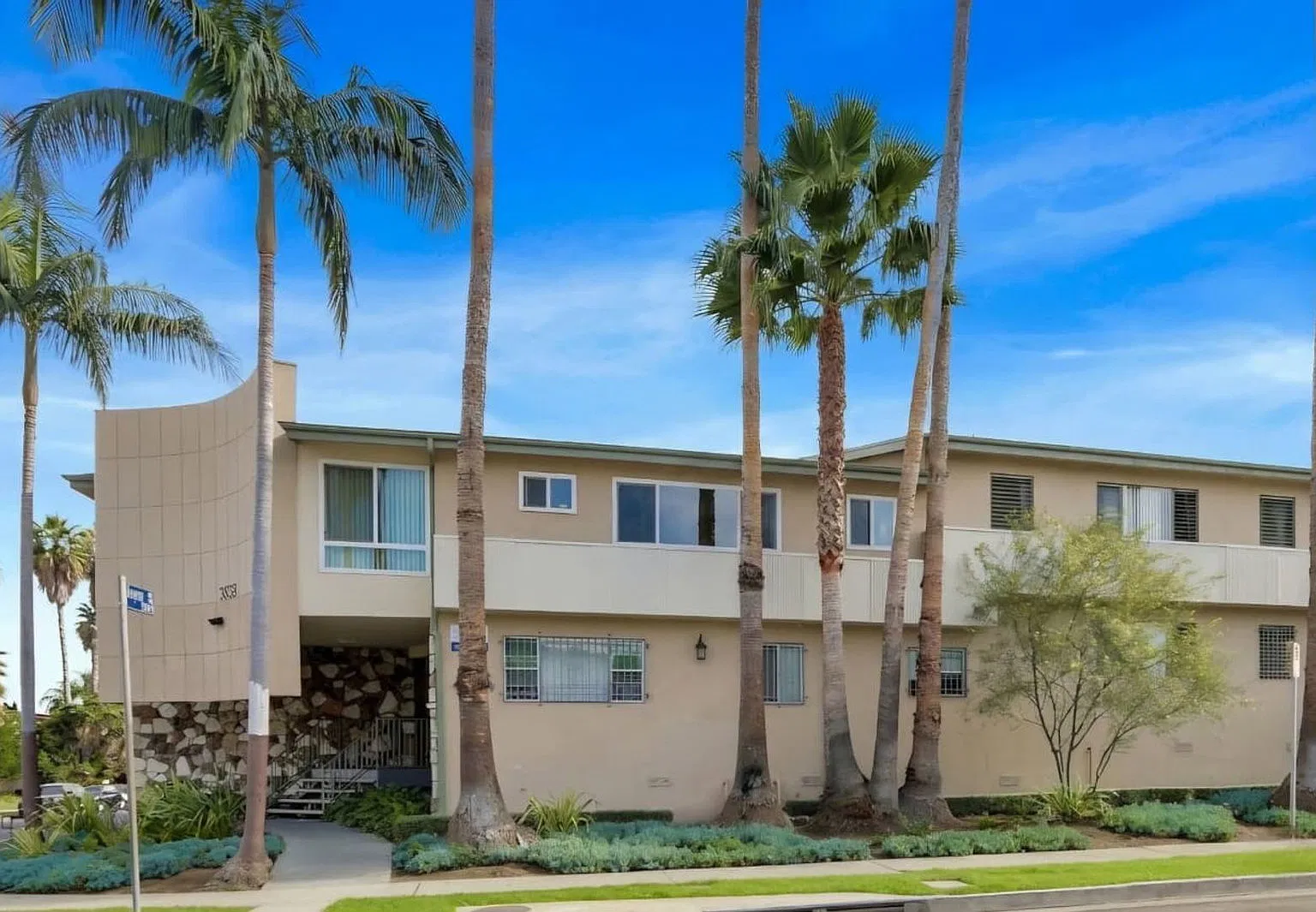 2 bed, 1.0 bath, 900 sqft, $1,985 — Photo 2