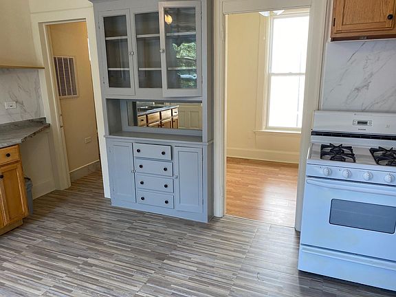 5th image of 872 N Marshfield Ave #2F
