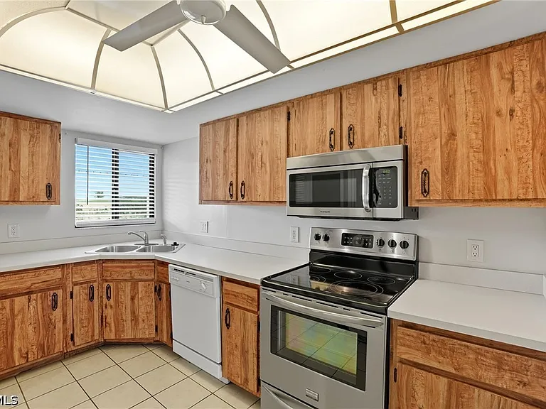 1203 SW 48th Ter #202 — Photo 13