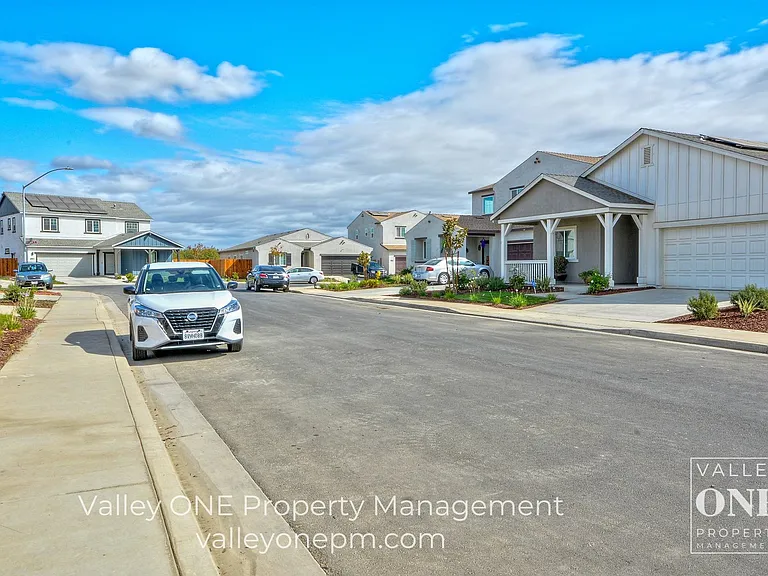 933 Tipton Ln — Photo 4