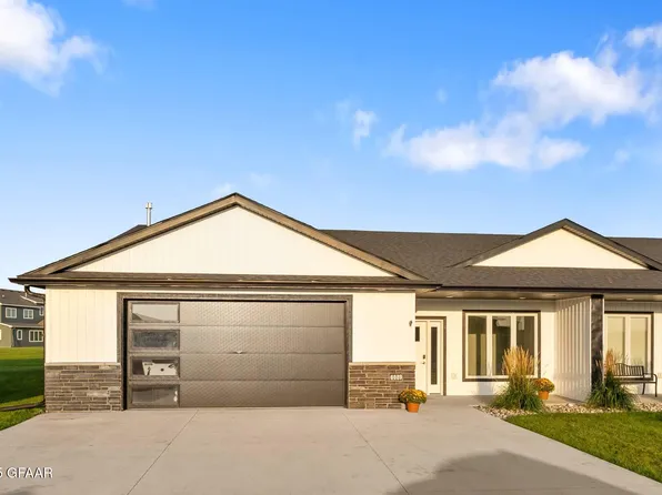 6089 Magnolia Dr, Grand Forks, ND 58201