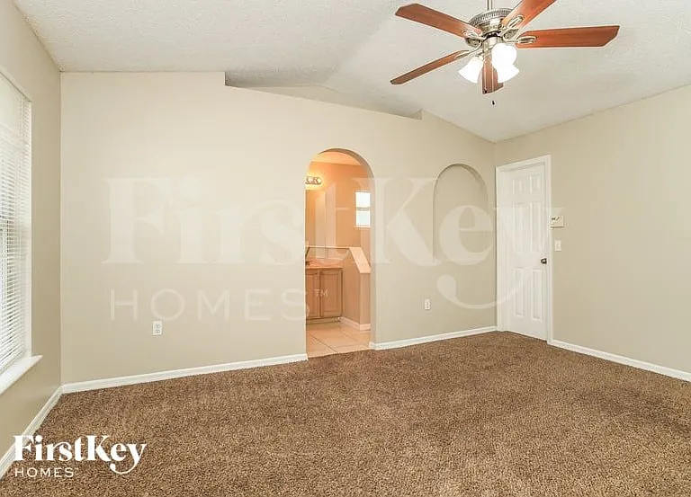 205 Tiffany Ct — Photo 8