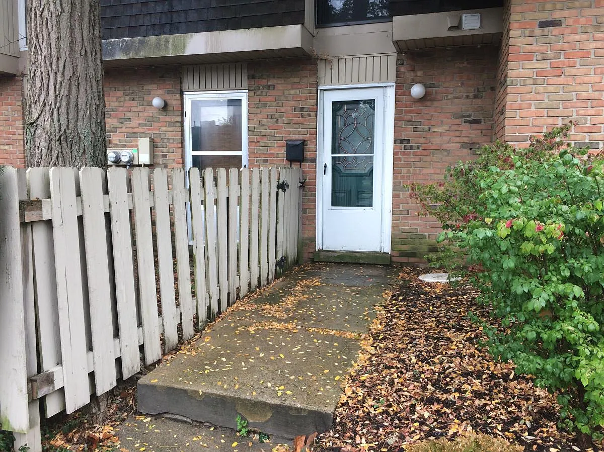 7449 Country Brook Dr photo 1
