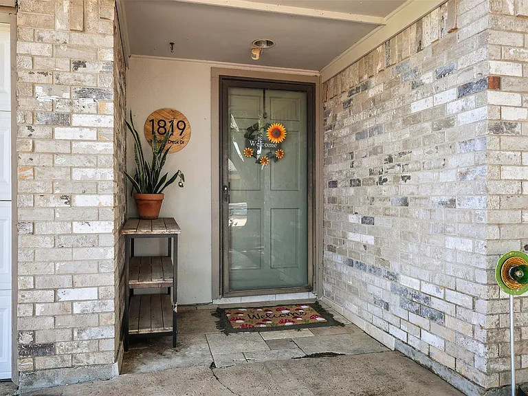 1819 Meadow Creek Dr — Photo 4