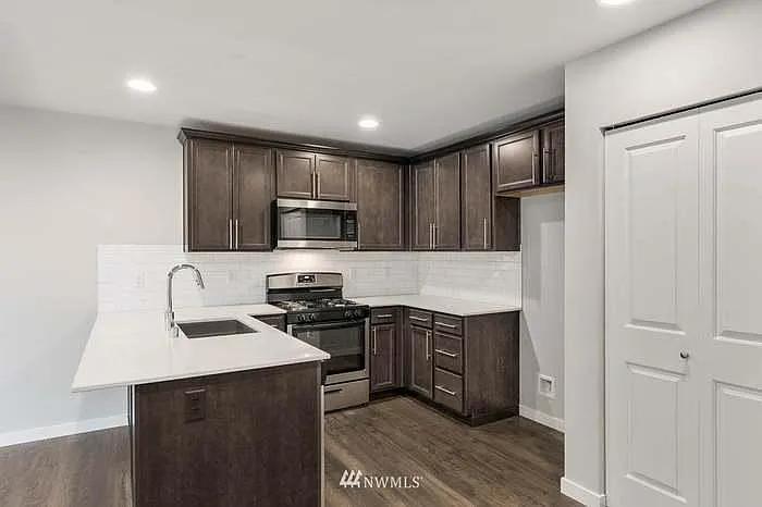 3 bed, 2.5 bath, 1635 sqft, $2,800 — Photo 2