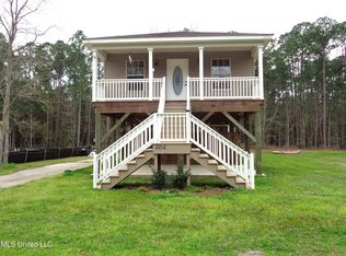 464 Thomas St, Bay Saint Louis, MS 39520