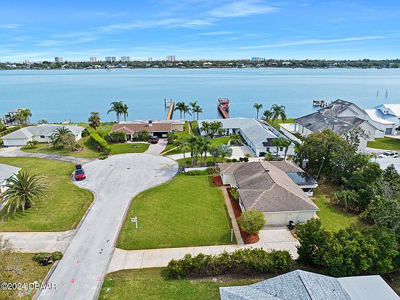 3rd image of 28 Sterling Cir
