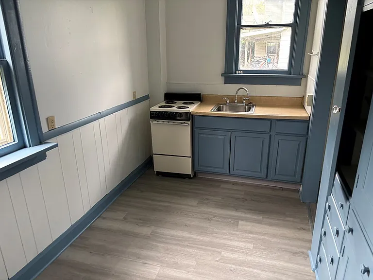 527R South St — Photo 2