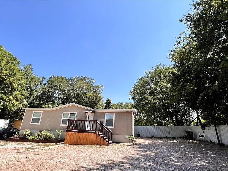 1430 W Howard Ln — Photo 16