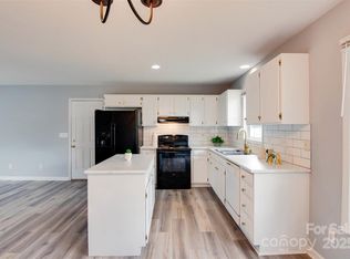 301 Walkers Ridge Dr, Shelby, NC 28152