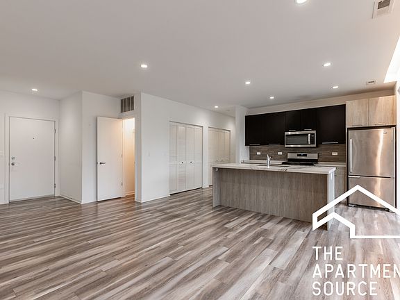 4th image of 2533 W Fullerton Ave #201