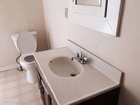 UPPER BATHROOM
