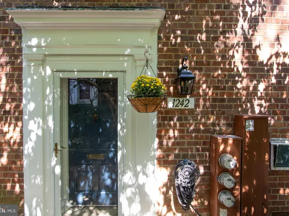 1242 Martha Custis Dr, Alexandria, VA 22302