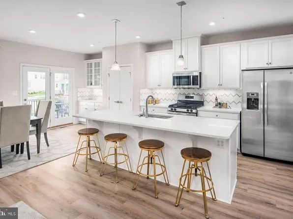 9588 Glen Oaks Pl #B, Columbia, MD 21046