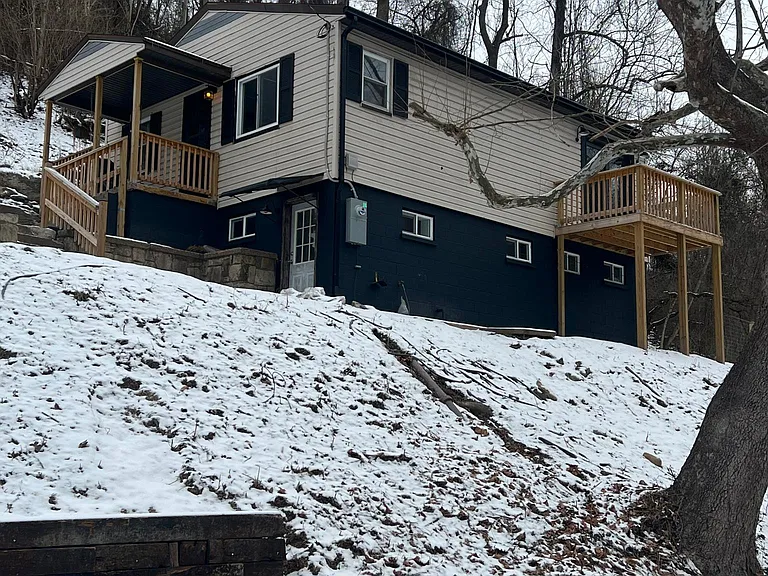 526 Broad Hollow Rd — Photo 2