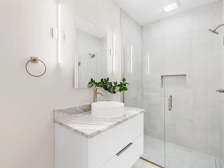 Bedroom 5 ensuite Bathroom