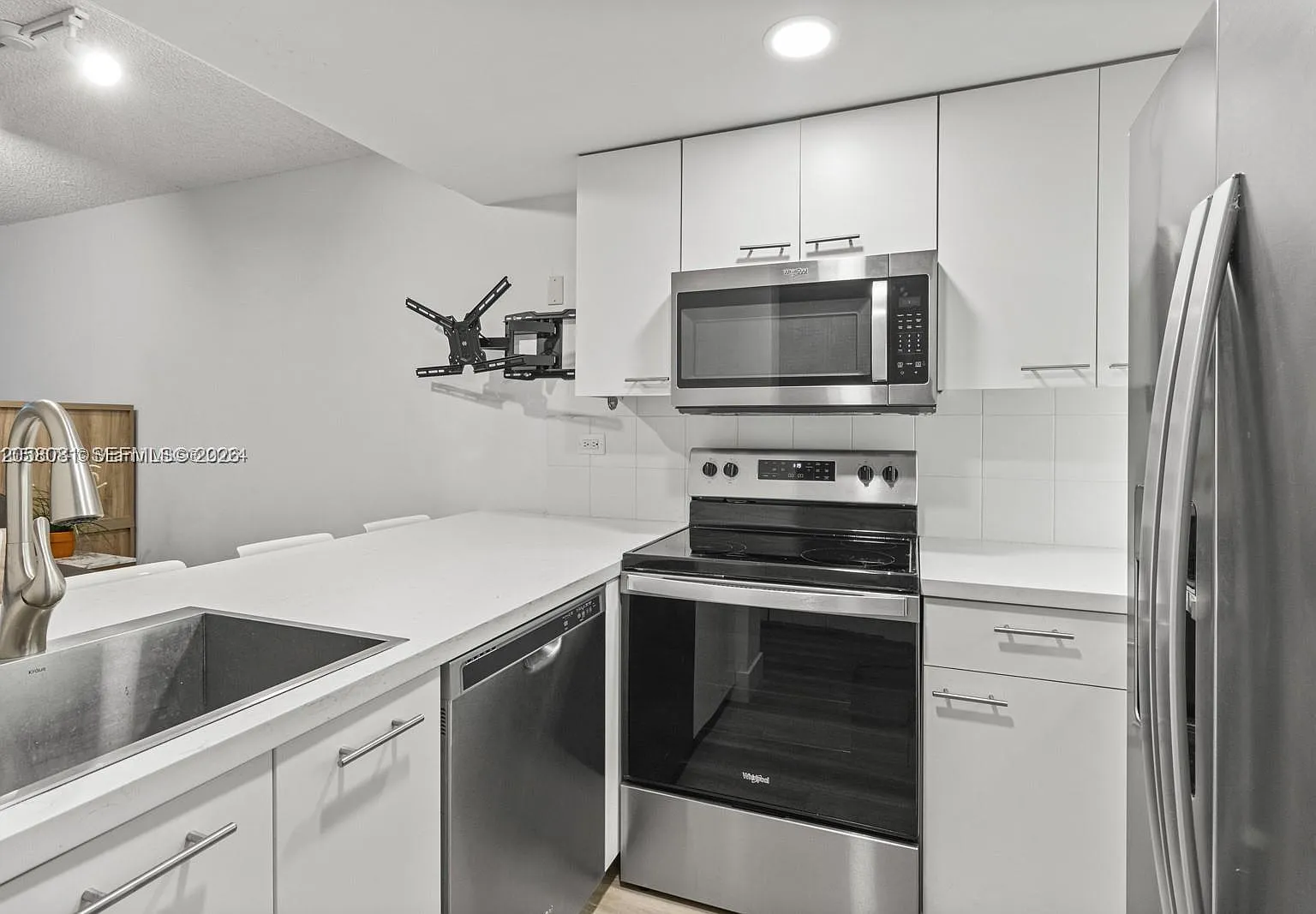 Grove Square Condo — Photo 2