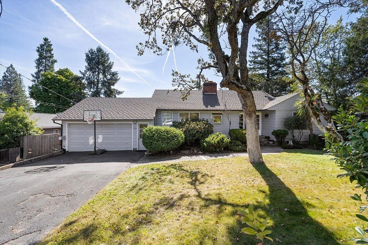 2136 Hillcrest Rd photo 1