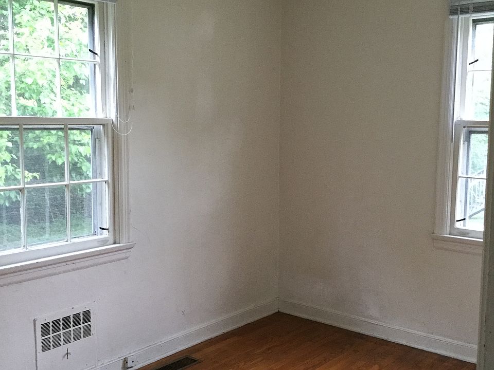 2nd image of 2206 Preston St