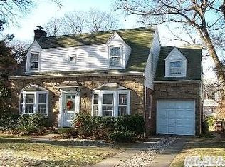 15 Maryland Ave, Freeport, NY 11520