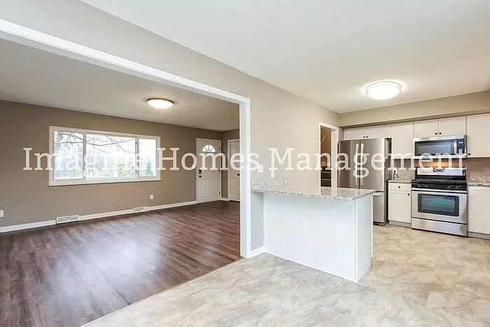 3 bed, 1.0 bath, 1556 sqft, $2,289 — Photo 3