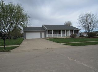 835 Breckenridge Dr, Monticello, IA 52310