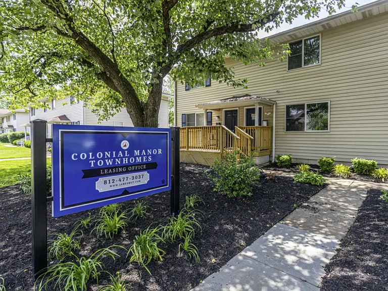 Colonial Manor Apartments — Photo 10