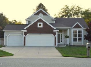 4037 Evergreen Dr, Norton Shores, MI 49444