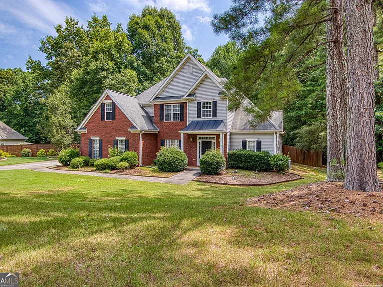 255 Squire Ln — Photo 4