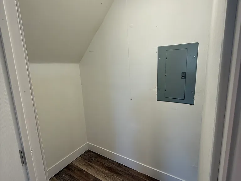 498 Stanley St #3 — Photo 4