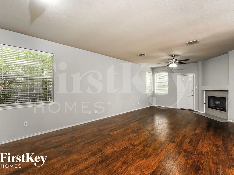 2325 Sumac Ct — Photo 3