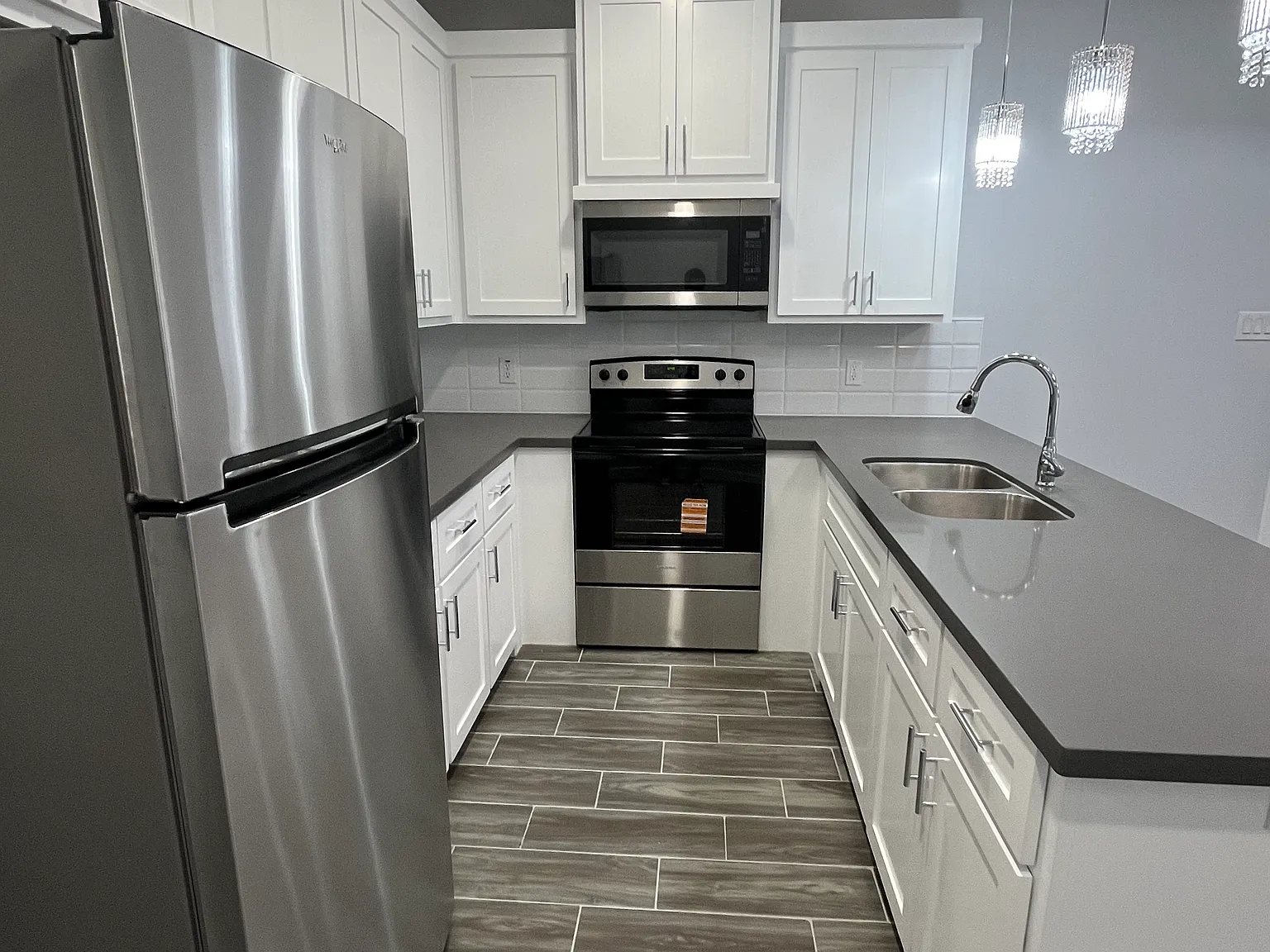 2 bed, 940 sqft, $1,350 — Photo 2