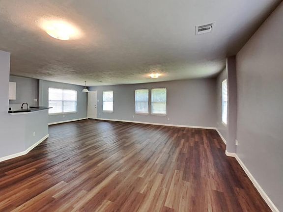 3rd image of 732 Coquina Ct