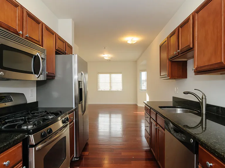 330 Maple Ave #4 — Photo 3
