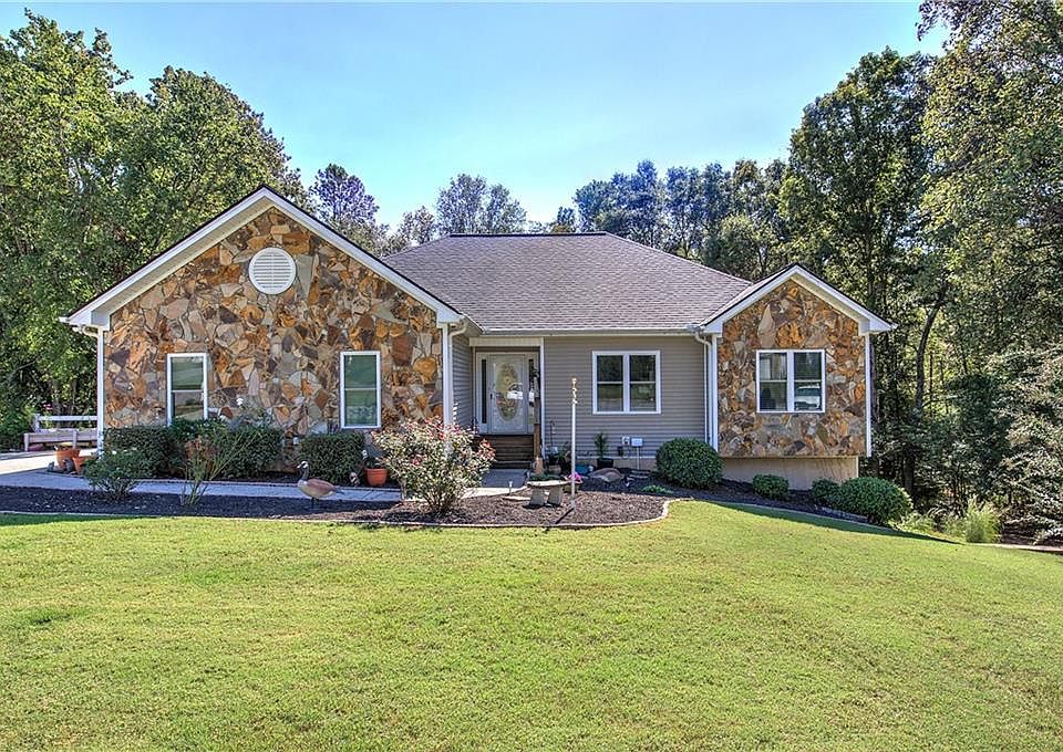 1st image of 950 Willow Hollow Dr