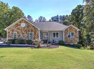 950 Willow Hollow Dr, Dacula, GA 30019