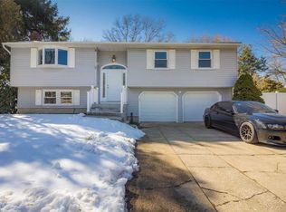 24 Cedar Ridge Dr, Ridge, NY 11961