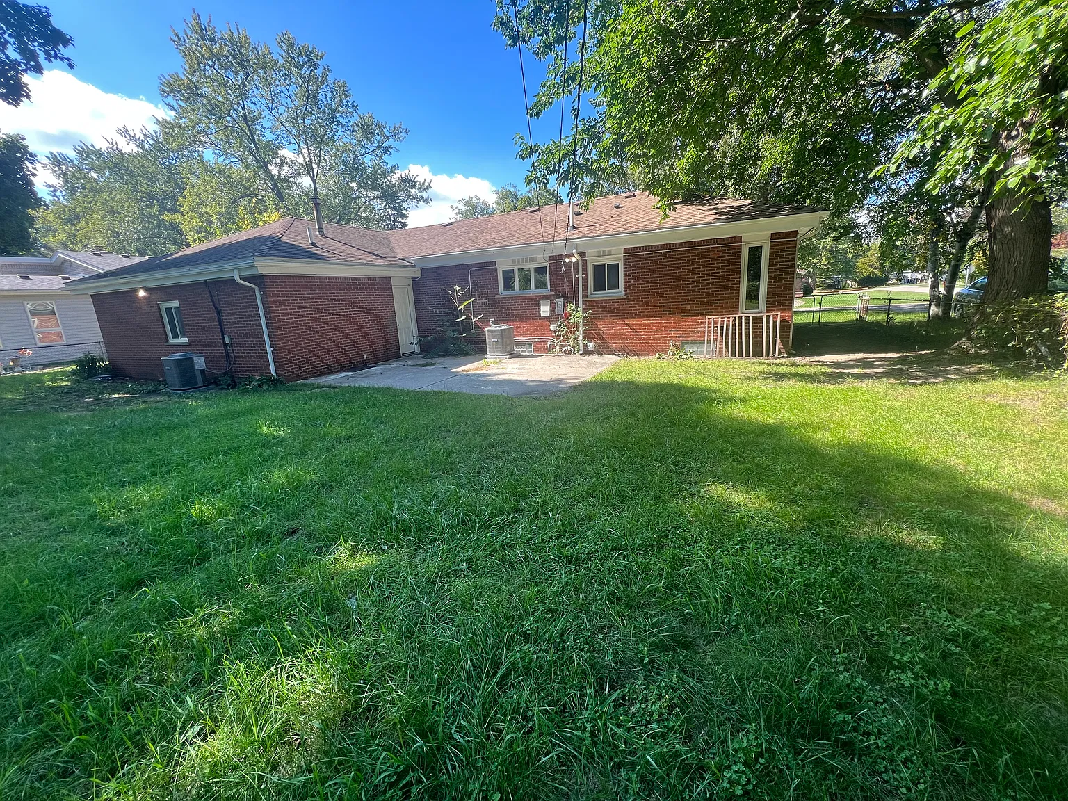 3 bed, 2.5 bath, 1930 sqft, $2,500 — Photo 2