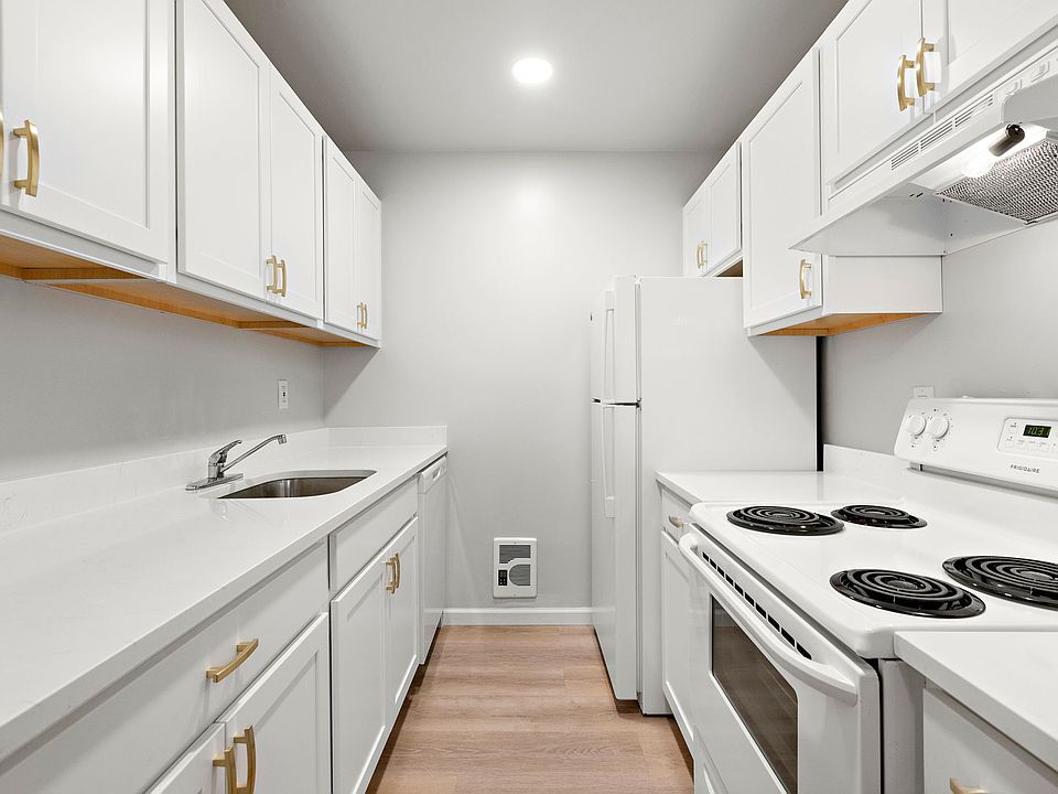 New Kitchen w/ Quartz Counters